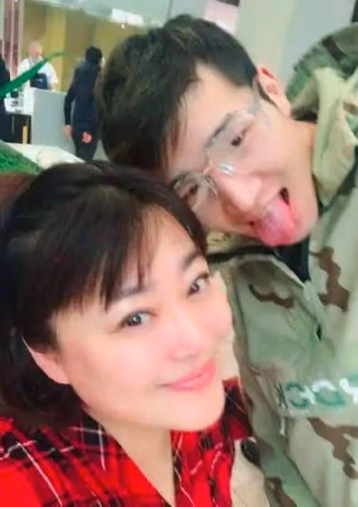 李菁菁和小老公離婚,男方直播間哭訴人財兩空,兩人曾被爆詐騙!