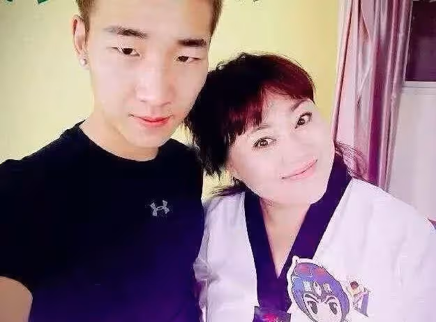 李菁菁和小老公離婚,男方直播間哭訴人財兩空,兩人曾被爆詐騙!