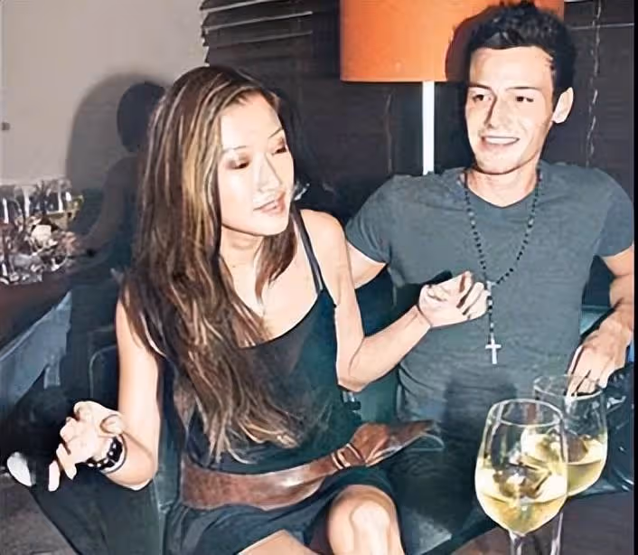 謝家唯一「清醒」的人:37歲做單親媽媽,原生家庭的痛不給下一代