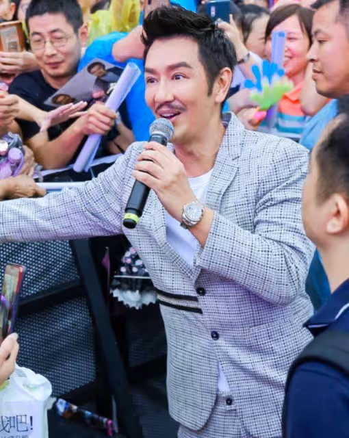 陳浩民曬夫妻同框照,一個顏值回歸正常,一個鼻子下巴雙尖像木偶