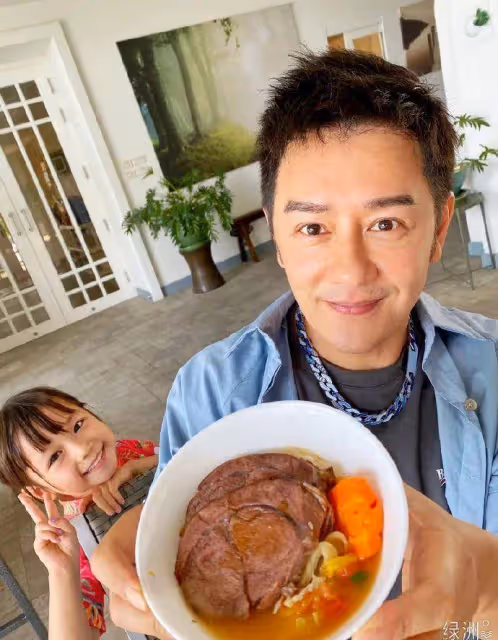 陳浩民曬夫妻同框照,一個顏值回歸正常,一個鼻子下巴雙尖像木偶