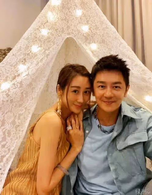 陳浩民曬夫妻同框照,一個顏值回歸正常,一個鼻子下巴雙尖像木偶