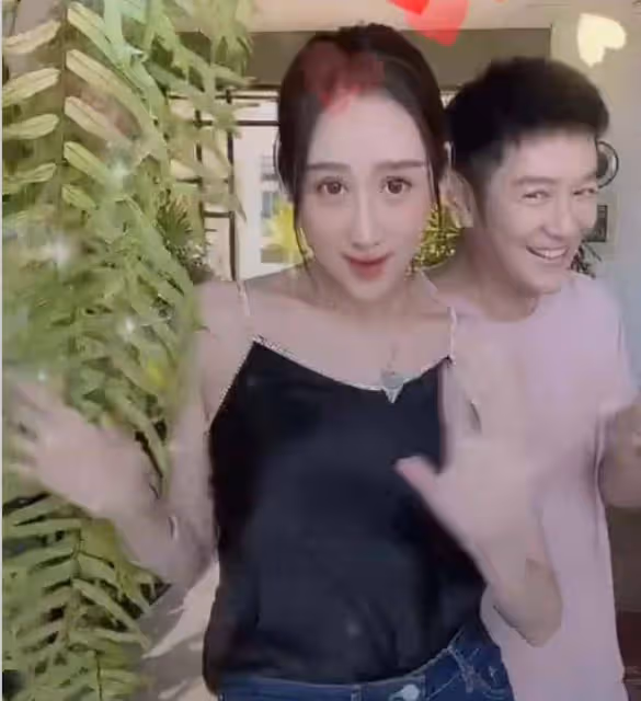 陳浩民曬夫妻同框照,一個顏值回歸正常,一個鼻子下巴雙尖像木偶