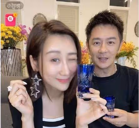 陳浩民曬夫妻同框照,一個顏值回歸正常,一個鼻子下巴雙尖像木偶