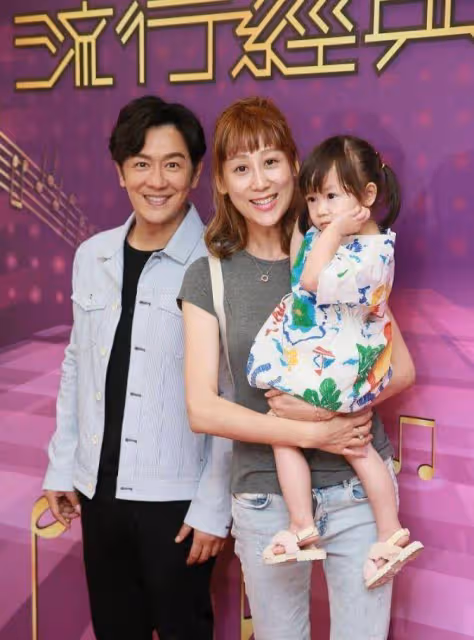 陳浩民曬夫妻同框照,一個顏值回歸正常,一個鼻子下巴雙尖像木偶