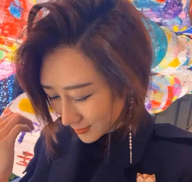 陳浩民曬夫妻同框照,一個顏值回歸正常,一個鼻子下巴雙尖像木偶