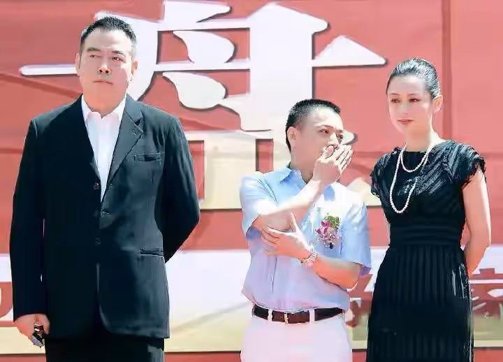 陳紅純天然顏值太能打,穿黑色連衣裙配珍珠項鍊,真正人間富貴花