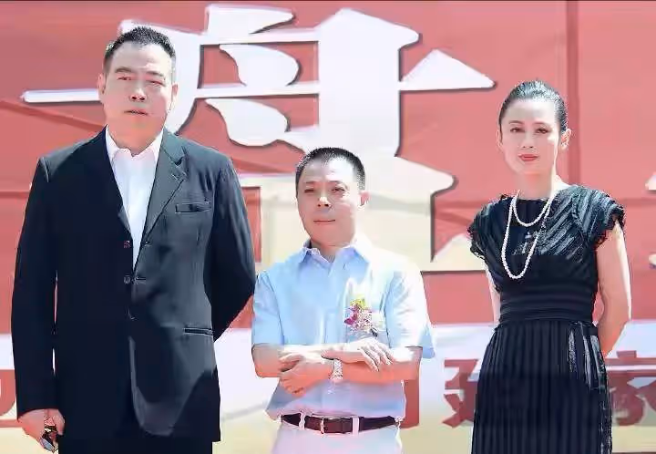 陳紅純天然顏值太能打,穿黑色連衣裙配珍珠項鍊,真正人間富貴花