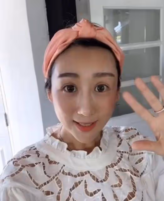 陳浩民妻子無濾鏡下真實顏值曝光，戴粉色髮夾居家生活輕鬆愜意