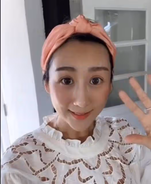 陳浩民妻子無濾鏡下真實顏值曝光，戴粉色髮夾居家生活輕鬆愜意
