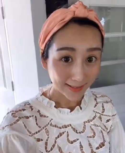 陳浩民妻子無濾鏡下真實顏值曝光，戴粉色髮夾居家生活輕鬆愜意