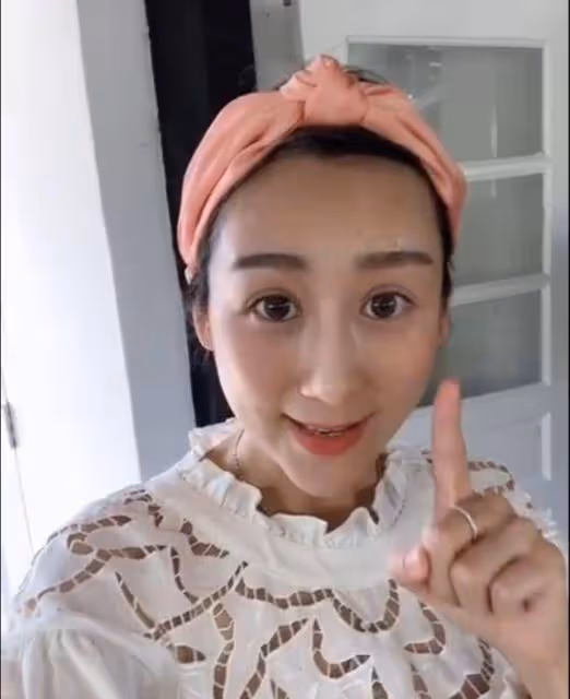 陳浩民妻子無濾鏡下真實顏值曝光，戴粉色髮夾居家生活輕鬆愜意