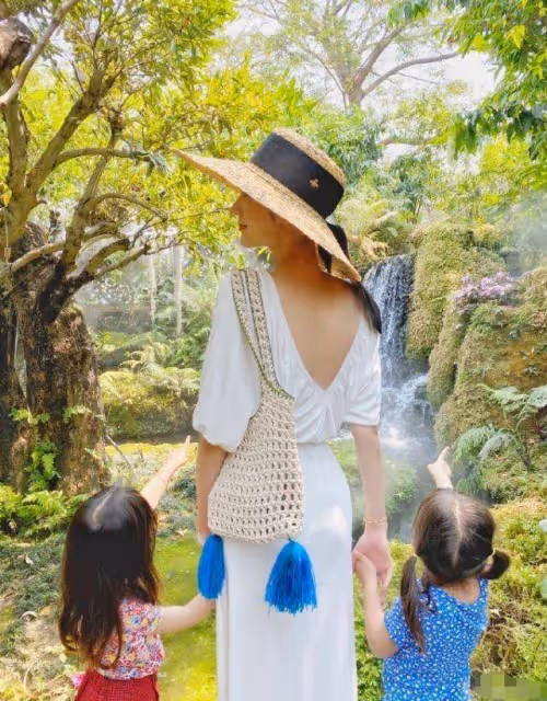 陳浩民妻子無濾鏡下真實顏值曝光，戴粉色髮夾居家生活輕鬆愜意
