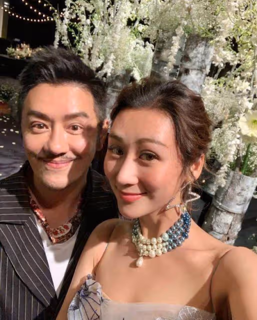 陳浩民妻子無濾鏡下真實顏值曝光，戴粉色髮夾居家生活輕鬆愜意