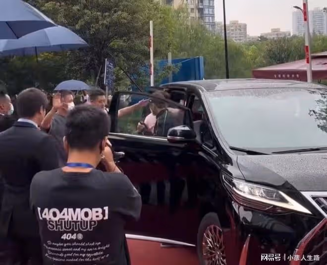 成龍定居杭州!慶喬遷新居親自下廚來招待賓客,購房資格引發熱議
