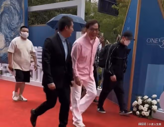 成龍定居杭州!慶喬遷新居親自下廚來招待賓客,購房資格引發熱議