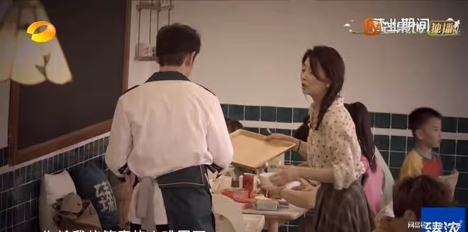 殷桃穿3000元的裙子錄製綜藝節目,大2歲的黃曉明喊她「桃姐」