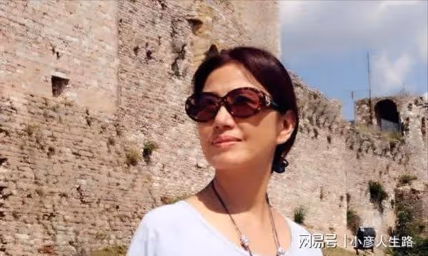 吳玉華:想要孩子決定離婚,再遇畫家生倆娃,一兒一女晚年幸福