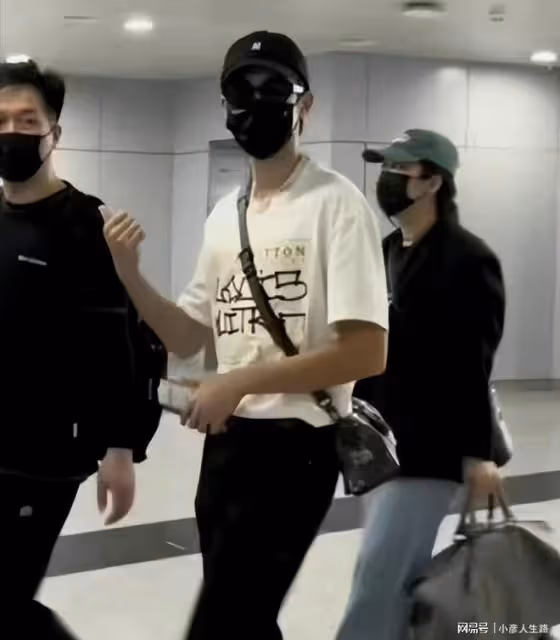 王鶴棣圈外女友上熱搜,狗仔對比後確定身份,團隊闢謠稱是新職員