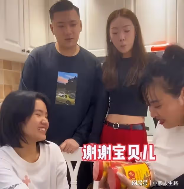 崔晉單手托李勒優,感慨兄妹倆是互相救贖,UU親爸出獄時間引熱議