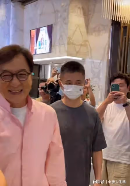 成龍現身杭州喬遷新居,被曝購置四千萬豪宅,開發商老闆親自迎接