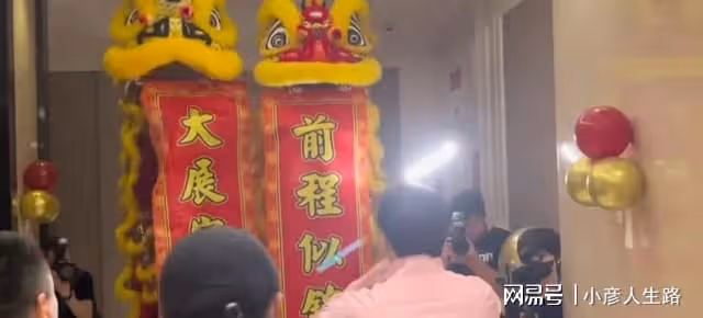 成龍現身杭州喬遷新居,被曝購置四千萬豪宅,開發商老闆親自迎接