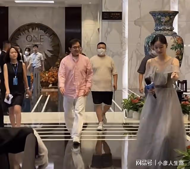 成龍現身杭州喬遷新居,被曝購置四千萬豪宅,開發商老闆親自迎接