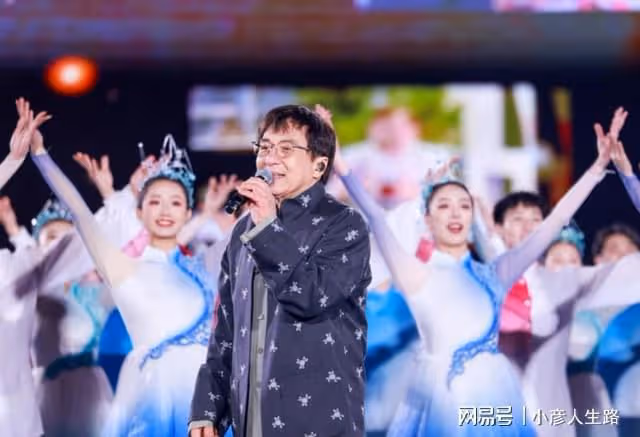 成龍現身杭州喬遷新居,被曝購置四千萬豪宅,開發商老闆親自迎接