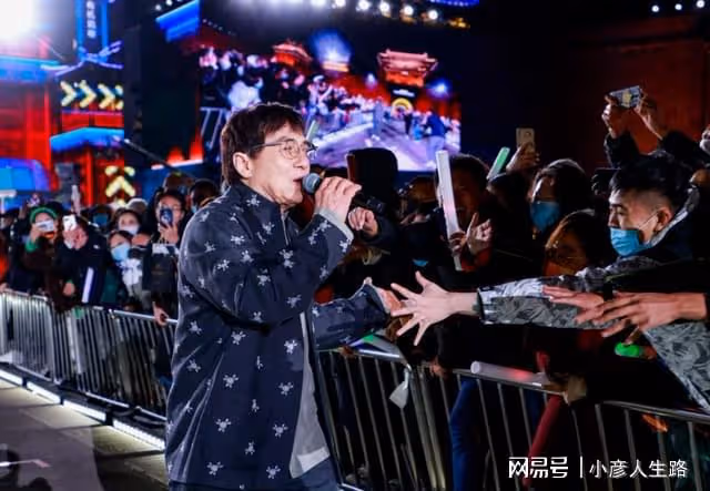 成龍現身杭州喬遷新居,被曝購置四千萬豪宅,開發商老闆親自迎接