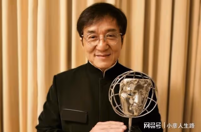 成龍現身杭州喬遷新居,被曝購置四千萬豪宅,開發商老闆親自迎接