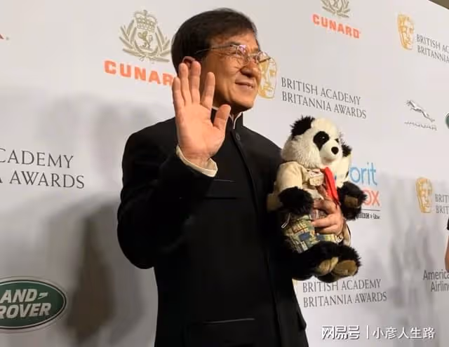 成龍現身杭州喬遷新居,被曝購置四千萬豪宅,開發商老闆親自迎接
