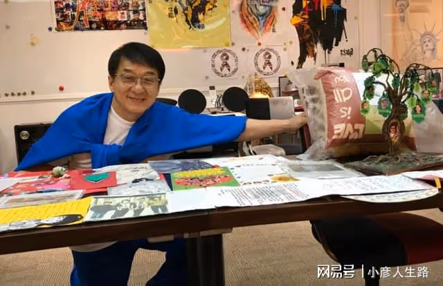 成龍現身杭州喬遷新居,被曝購置四千萬豪宅,開發商老闆親自迎接