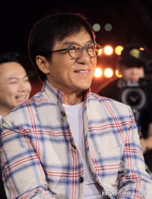 成龍現身杭州喬遷新居,被曝購置四千萬豪宅,開發商老闆親自迎接
