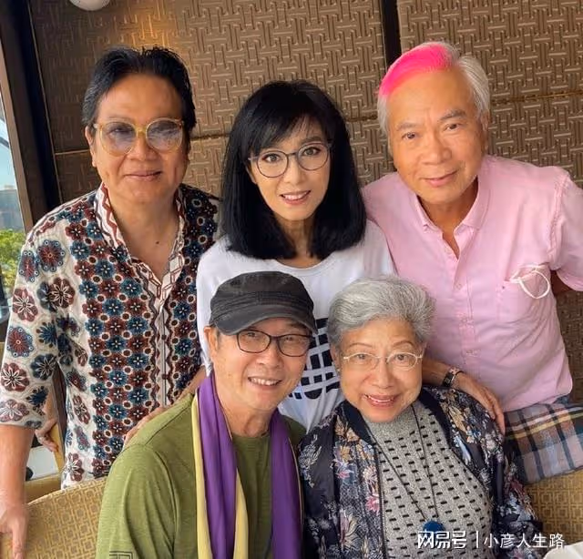 一眾港星聚會!李龍基攜小40歲妻子參加,70歲「花滿樓」一頭黑髮