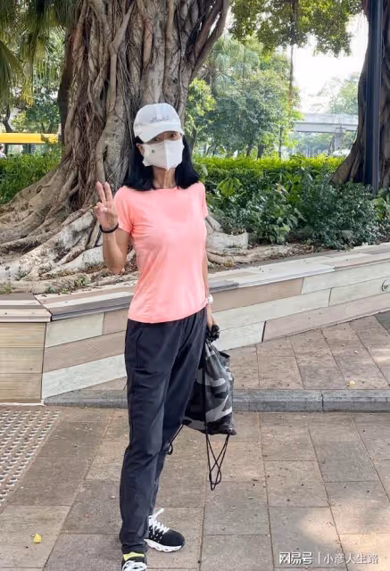 一眾港星聚會!李龍基攜小40歲妻子參加,70歲「花滿樓」一頭黑髮