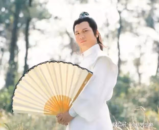 一眾港星聚會!李龍基攜小40歲妻子參加,70歲「花滿樓」一頭黑髮