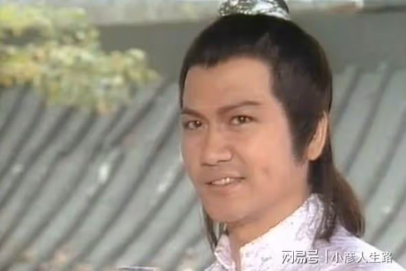 一眾港星聚會!李龍基攜小40歲妻子參加,70歲「花滿樓」一頭黑髮
