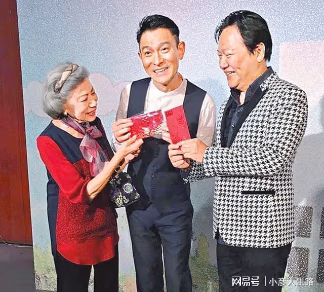一眾港星聚會!李龍基攜小40歲妻子參加,70歲「花滿樓」一頭黑髮