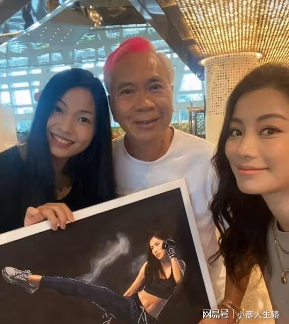 一眾港星聚會!李龍基攜小40歲妻子參加,70歲「花滿樓」一頭黑髮