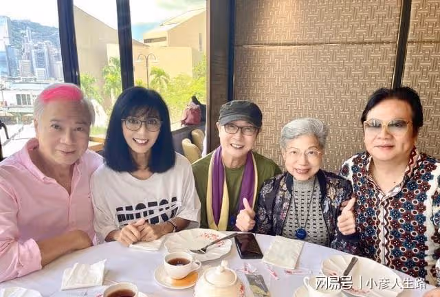 一眾港星聚會!李龍基攜小40歲妻子參加,70歲「花滿樓」一頭黑髮