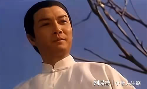 一眾港星聚會!李龍基攜小40歲妻子參加,70歲「花滿樓」一頭黑髮