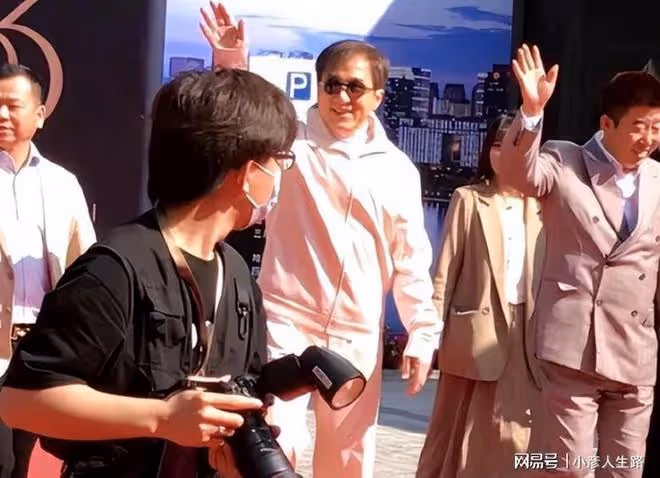 68歲成龍定居杭州,買4000萬大平層豪宅,坐直升機上下班