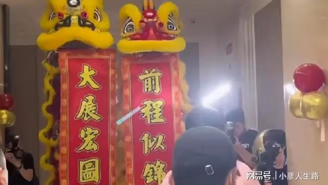 68歲成龍定居杭州,買4000萬大平層豪宅,坐直升機上下班