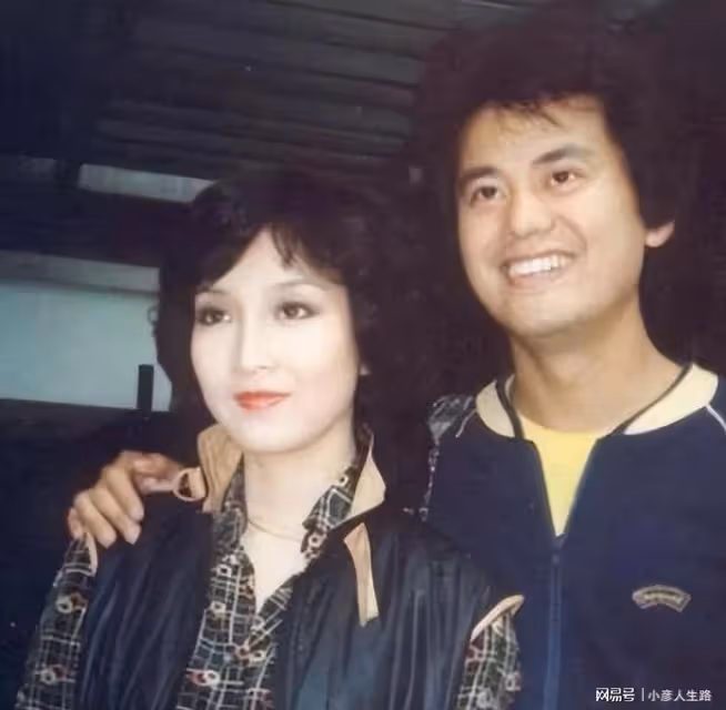 港星陳百祥和老婆慶祝結婚43年,包場五星級酒店,喝高檔紅酒