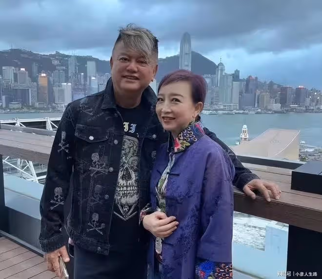 港星陳百祥和老婆慶祝結婚43年,包場五星級酒店,喝高檔紅酒