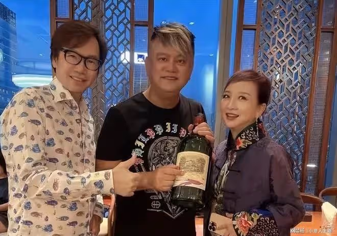 港星陳百祥和老婆慶祝結婚43年,包場五星級酒店,喝高檔紅酒