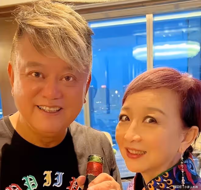 港星陳百祥和老婆慶祝結婚43年,包場五星級酒店,喝高檔紅酒
