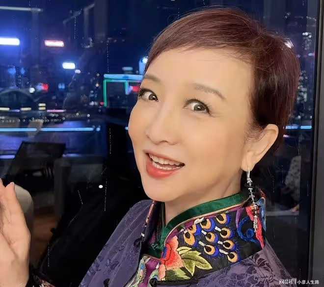 港星陳百祥和老婆慶祝結婚43年,包場五星級酒店,喝高檔紅酒