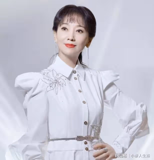 67歲趙雅芝優雅現身,一臉凍齡氣質出眾,網友贊:從年輕美到老