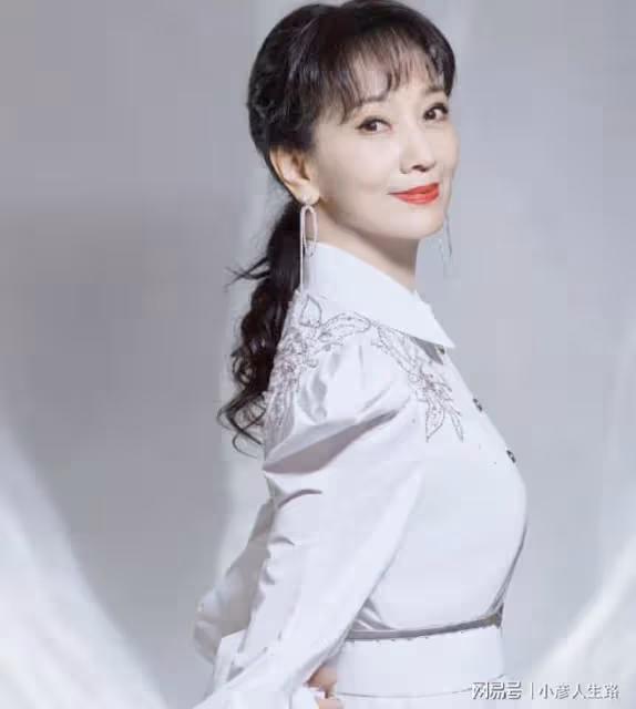 67歲趙雅芝優雅現身,一臉凍齡氣質出眾,網友贊:從年輕美到老